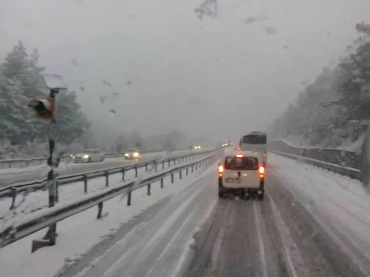Ani bastıran kar, İzmir- Manisa yolunu kapattı