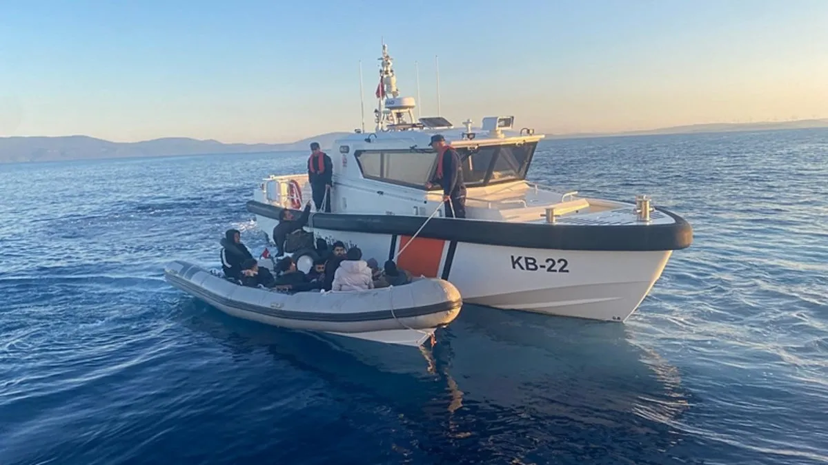 İzmir’de 47 göçmen karaya çıkarıldı: 2 kaçakçı da kıskıvrak yakalandı! İzmir’de 47 göçmen karaya çıkarıldı: 2 kaçakçı da kıskıvrak yakalandı!