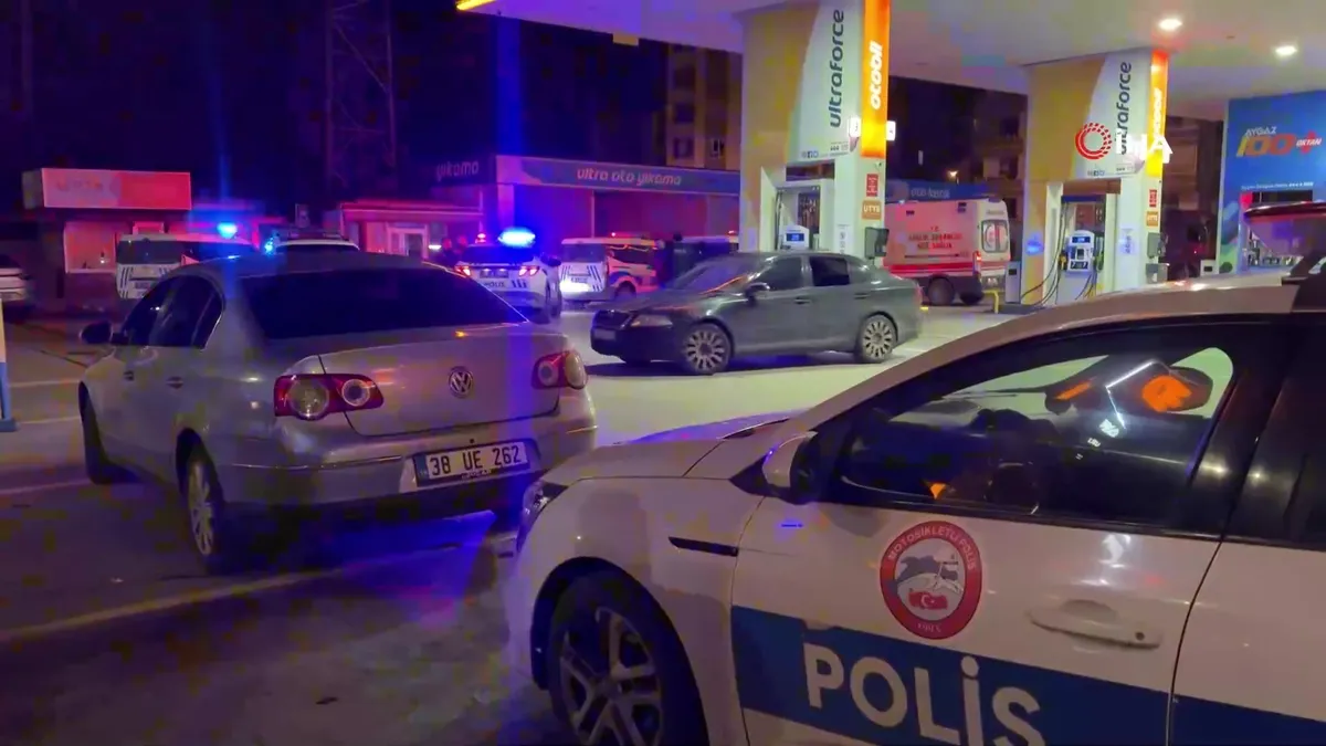 Kayseri’de akaryakıt istasyonunda bıçaklı kavga: 1 ölü, 2 yaralı | Video videosunu izle Kayseri’de akaryakıt istasyonunda bıçaklı kavga: 1 ölü, 2 yaralı | Video videosunu izle