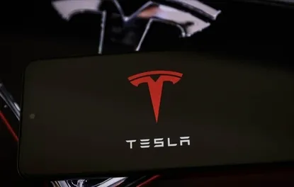 TESLA ARAÇ İKİ OTOMOBİLE ÇARPTI
