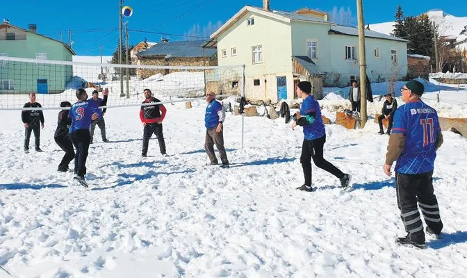 Bu köyde tam 31 yıldır karda voleybol oynanıyor