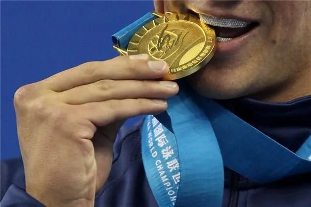 Sporcular madalyalarını neden ısırıyor?