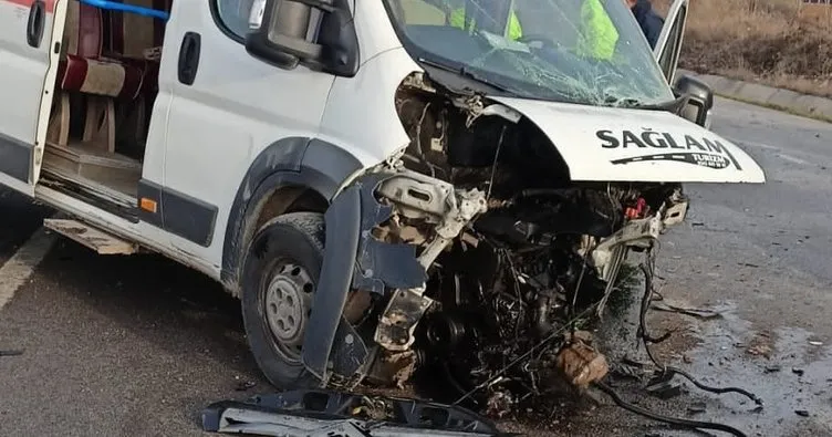 Amasya’da öğrenci servisiyle otomobil çarpıştı: 6 yaralı