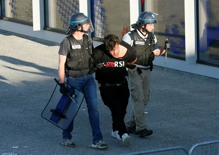 Fransız polisi Beşiktaşlı taraftarlara saldırdı