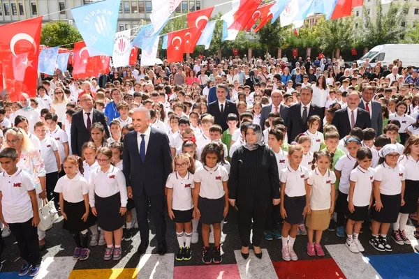 yeni-egitim-ogretim-yili-basladi-milyonlarca-ogrenci-icin-ders-zili-caldi-1725872784119.jpg