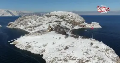 Van Gölü’ndeki Akdamar Adası beyaza büründü | Video