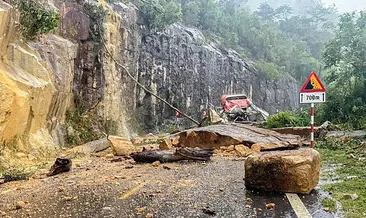 Vietnam’da feci kaza: Yolcu otobüsü heyelana kapıldı