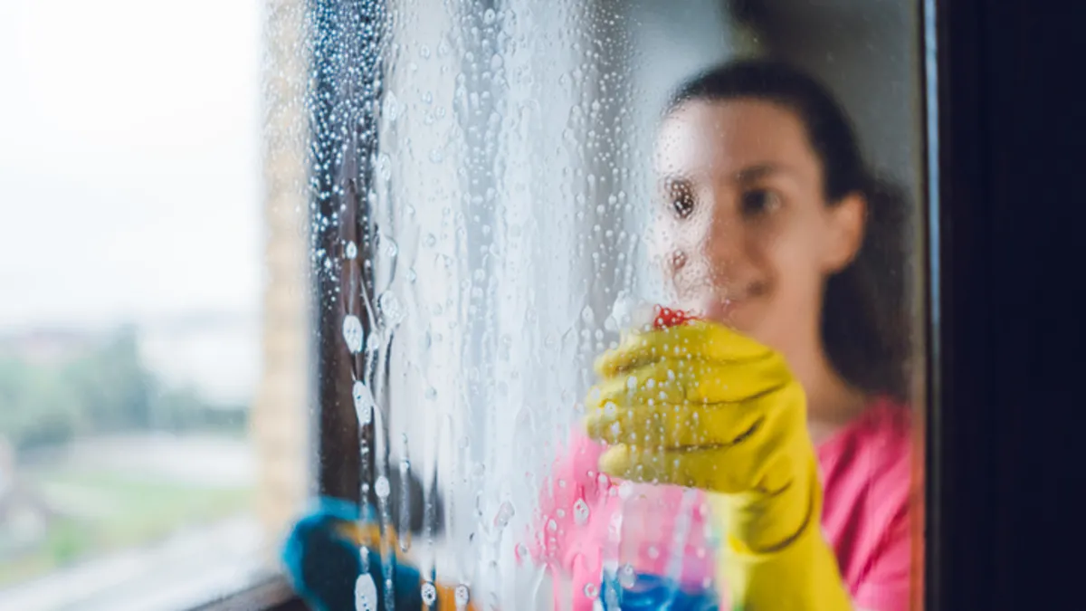 Camlarınız bir daha asla kir tutmayacak! Tek hamlede parlatan yöntem… Camlarınız bir daha asla kir tutmayacak! Tek hamlede parlatan yöntem…