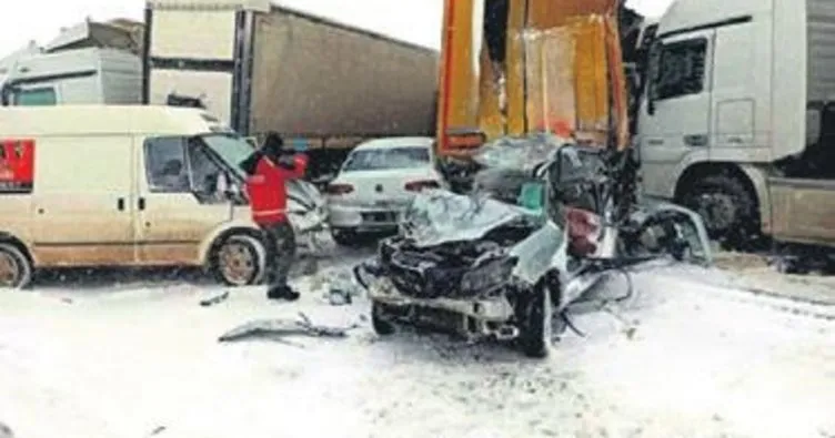 11 araç birbirine girdi: 3 ölü, 5 yaralı