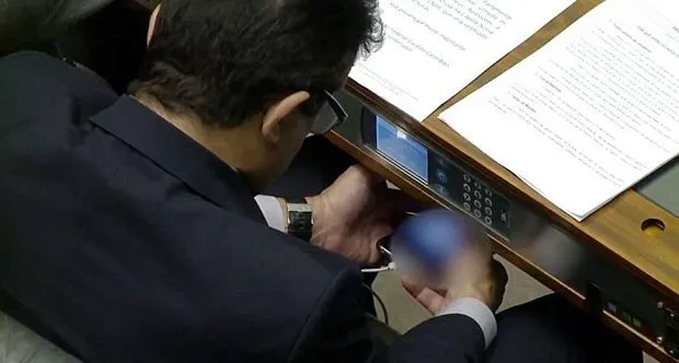 Parlamentoda porno izlerken yakalandı