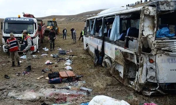 Cenaze taşıyan otobüs devrildi