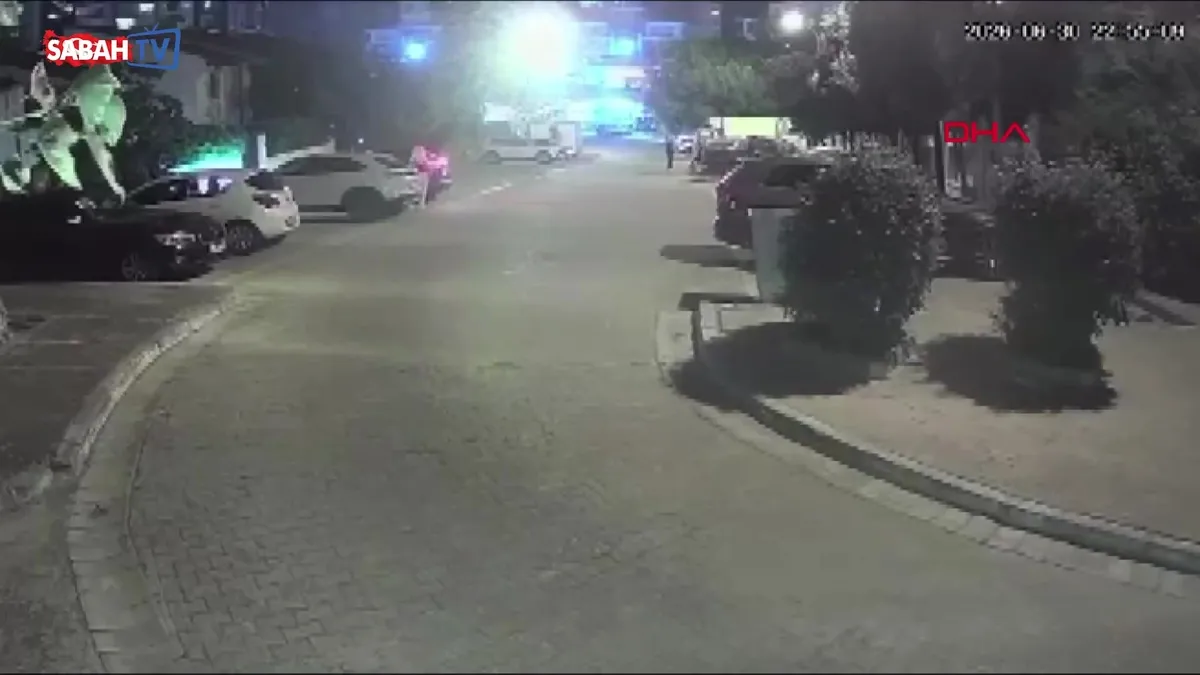 Önce park halindeki araçlara daha sonra genç kadına çarptı: Ağır yaralanan kadın yoğun bakımda | Video videosunu izle Önce park halindeki araçlara daha sonra genç kadına çarptı: Ağır yaralanan kadın yoğun bakımda | Video videosunu izle