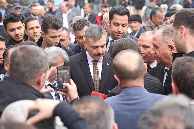 bakan-ciftciye-kirli-operasyon-ciftciyim-diyen-sahis-sabikali-cikti-1774815153474.jpg Bakan Çiftçi'ye kirli operasyon! 'Çiftçiyim' diyen şahsın sabıkası kabarık çıktı...