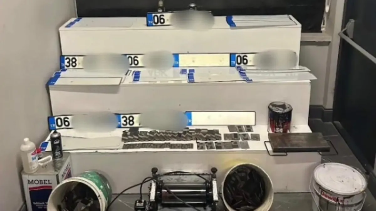 Kayseri’de ‘sahte plaka’ operasyonu: Çok sayıda malzeme ele geçirildi! 2 gözaltı Kayseri’de ‘sahte plaka’ operasyonu: Çok sayıda malzeme ele geçirildi! 2 gözaltı