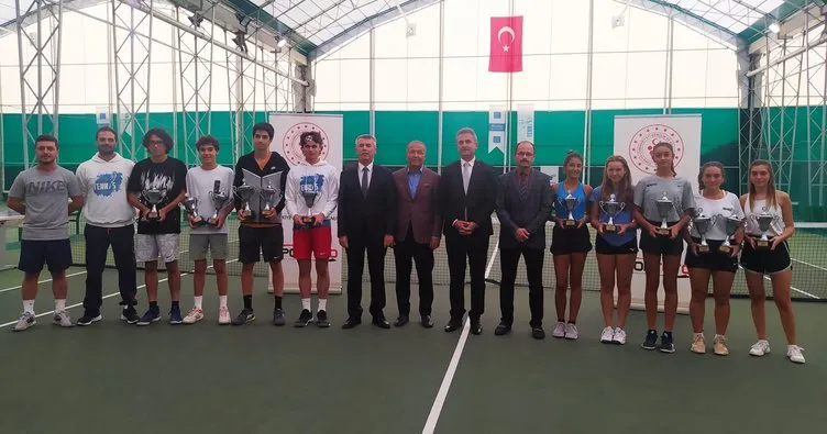 Genç tenis sporcuları ödüllendirildi