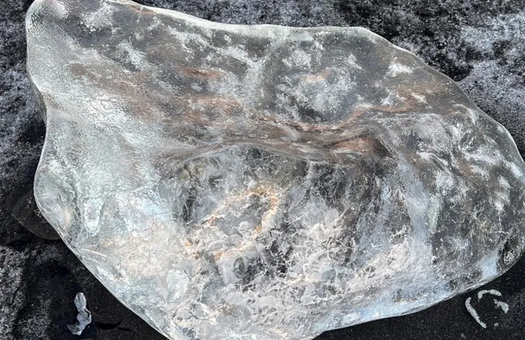 Volkanik küller mi, meteor mu? Kanada’da gizemli siyah buzdağı!