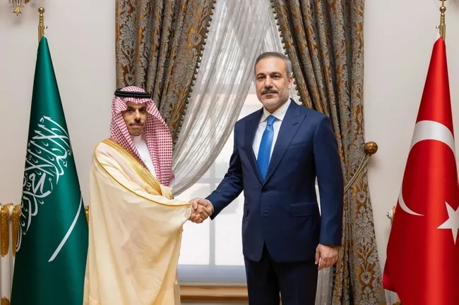 husiler-tarafindan-saldiriya-ugramisti-petrol-boru-hatti-kapatildi-1789153816801.jpg Husilerden Suudi Arabistan'a saldırı: Petrol boru hattı vuruldu! Babülmendep'te sıcak saatler...