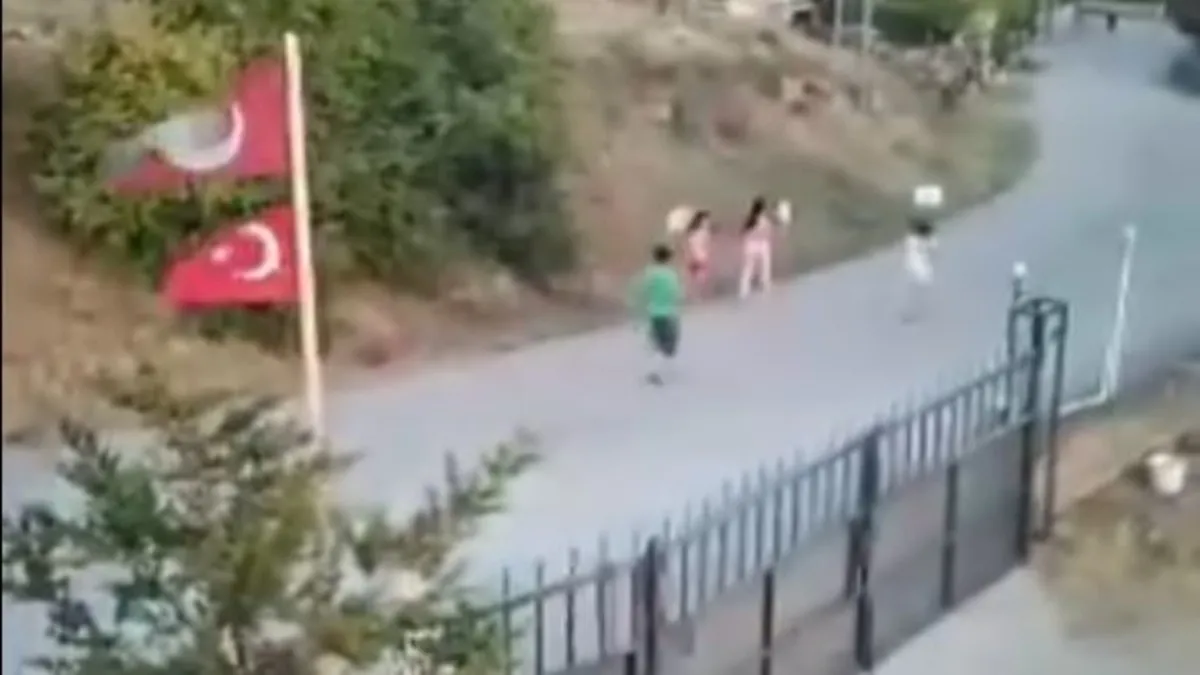 Çocuklar pankart açıp eylem yaptı: Köylerine park istediler Çocuklar pankart açıp eylem yaptı: Köylerine park istediler