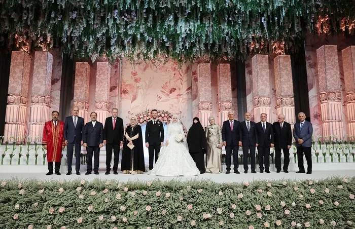 baskan-erdogan-yegeni-usame-erdoganin-nikah-merasimine-katildi-1696092499412.jpg