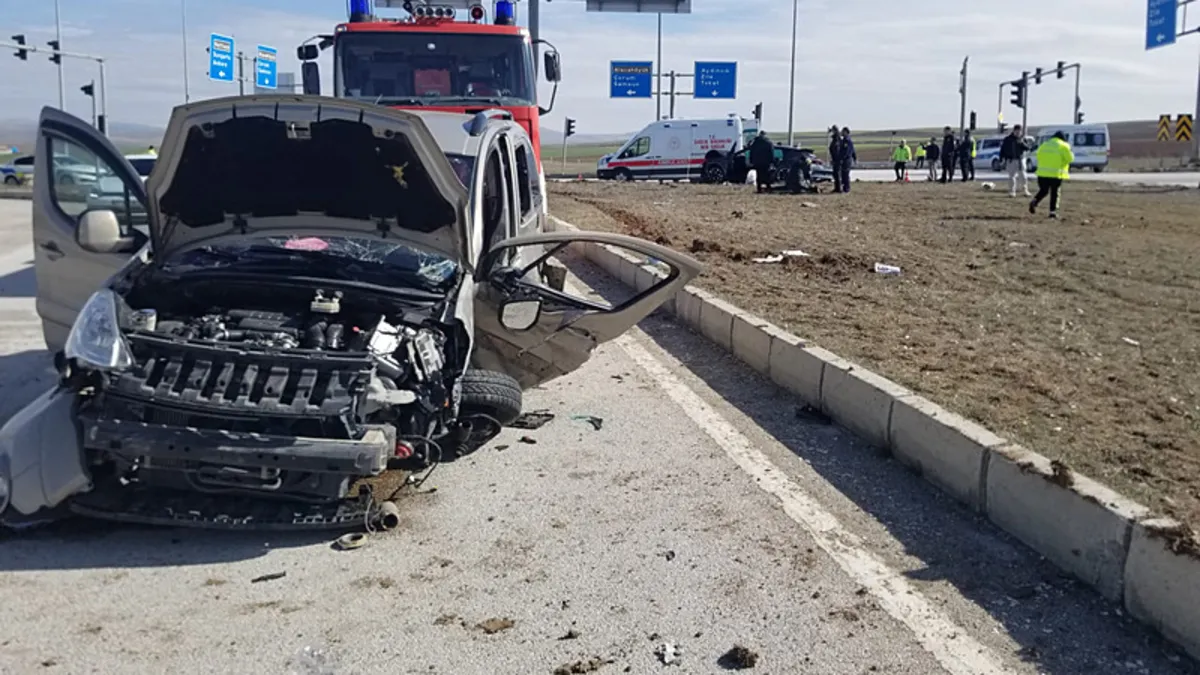Otomobille hafif ticari aracın çarpıştığı kaza kamerada; 1’i çocuk, 6 yaralı Otomobille hafif ticari aracın çarpıştığı kaza kamerada; 1’i çocuk, 6 yaralı