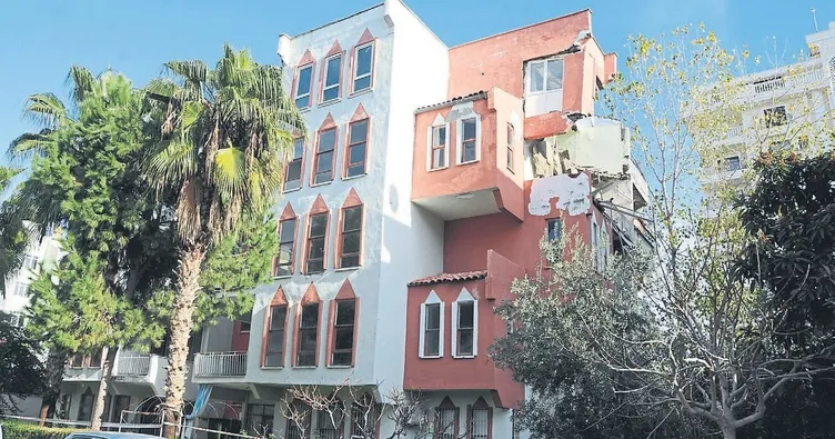 Binanın üst katı çöktü