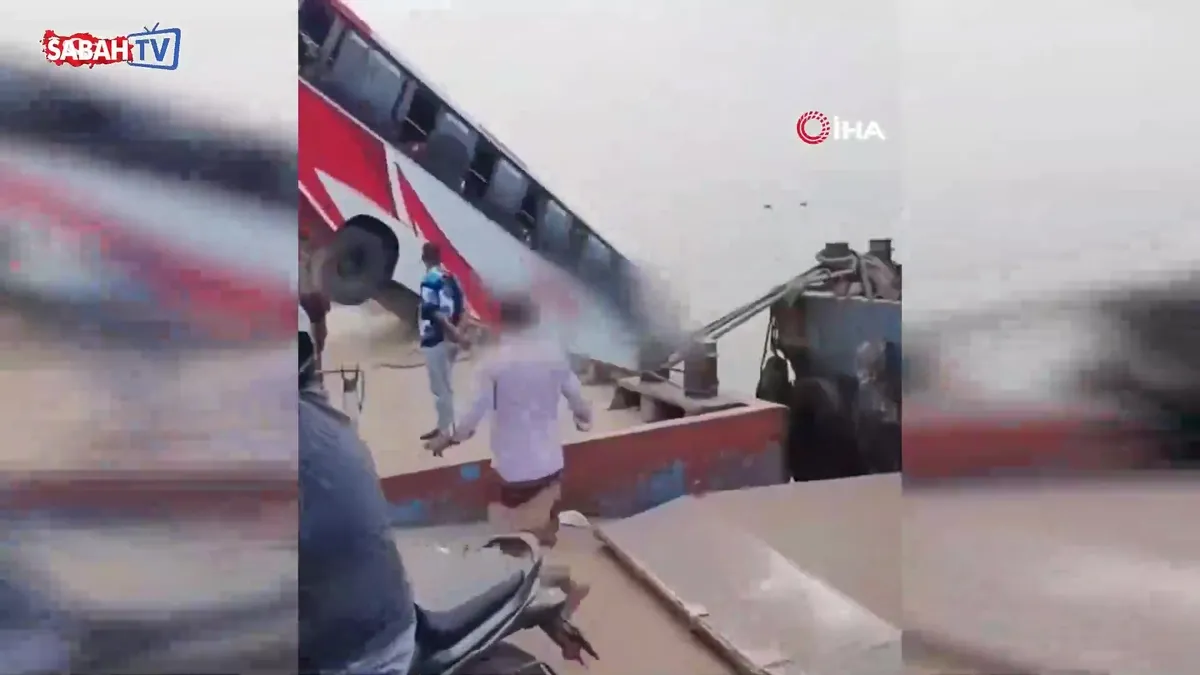 Bangladeş'te yolcu otobüsü nehre düştü: 24 ölü | Video