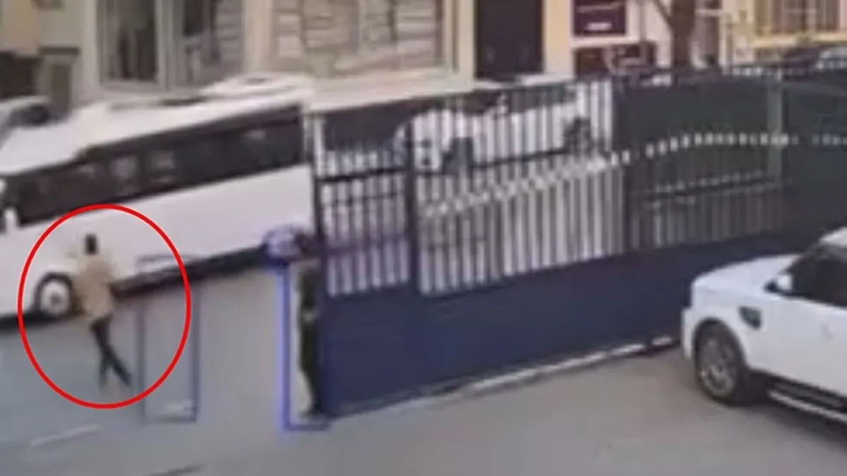 Bursa'da el freni çekilmeyen minibüse koşarak yetişti: O anlar kameraya yansıdı!