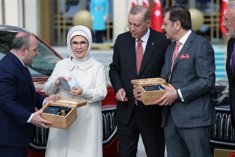 60 yıllık hayal gerçek oldu! İşte TOGG’un Başkan Erdoğan’a teslimatından tarihi kareler