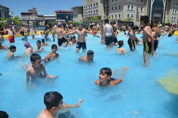 musta-cocuklar-icin-acilan-aqua-park-dolup-tasti-1689602587916.jpg
