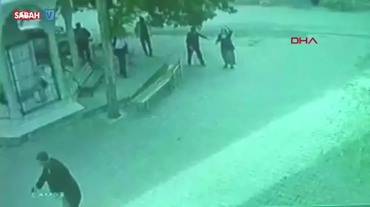 93 yaşındaki bastonlu dayı, yeğenini köy meydanında böyle vurdu | Video