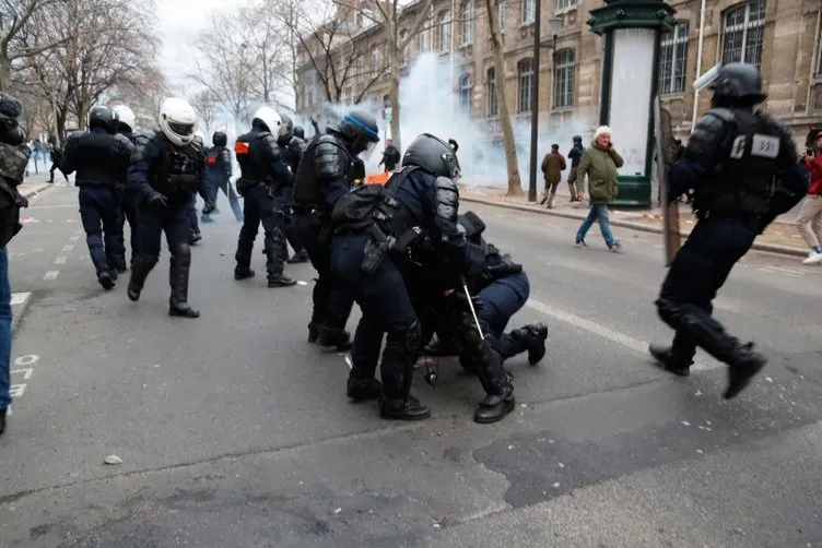 Fransa’da genel grev sürüyor: Polisten biber gazıyla müdahale