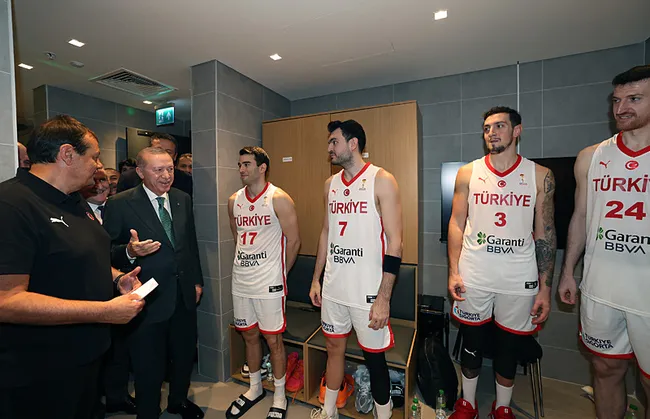 baskan-erdogan-a-milli-basketbol-takimini-yalniz-birakmadi-karsilasmayi-tribunden-takip-etti-1764278126122.jpeg