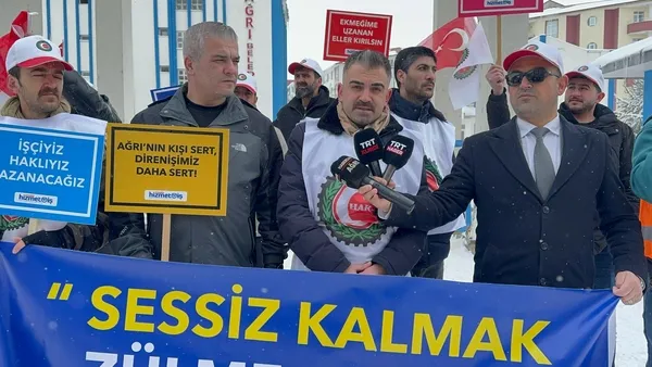 hak-is-agri-subesi-isten-cikarilan-50-isci-icin-belediye-onunde-eylem-yapti-1740154145385.jpg