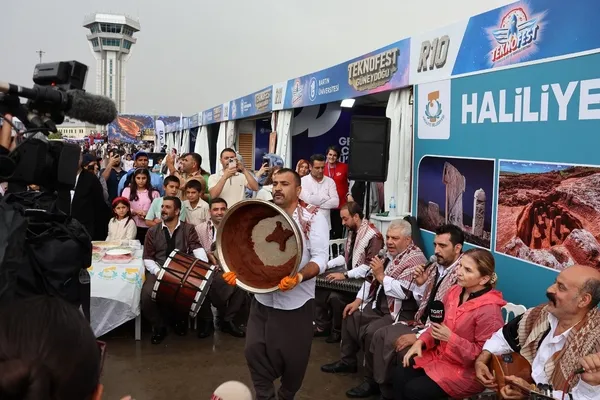 cig-kofteli-teknofest-kutlamasi-robot-canikman-ile-halay-cektiler-1790958618886.jpg