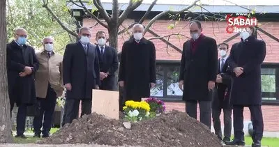 Cumhurbaşkanı Erdoğan, Gazeteci Ahmet Kekeç’in mezarını ziyaret ederek Kur’an-ı Kerim okudu | Video