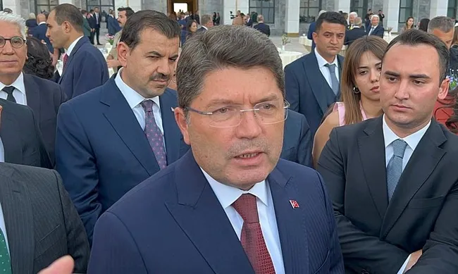 bakan-tunctan-ozgur-ozele-yanit-bu-elestirileri-kabul-etmiyoruz-1756755653823.jpg Bakan Tunç: Af anlamına gelecek hiçbir düzenlememiz yok