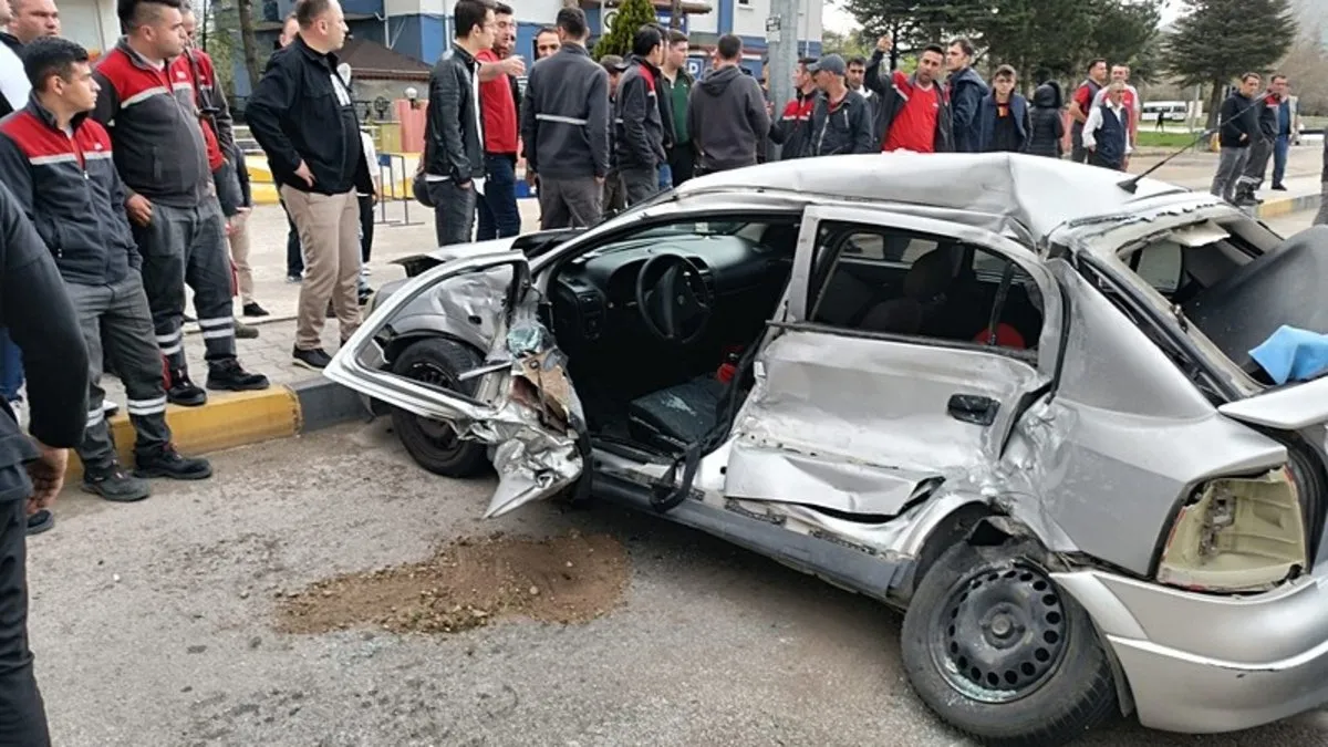 Otomobil, yolcu alan otobüse çarptı: 1 ölü, 3 yaralı