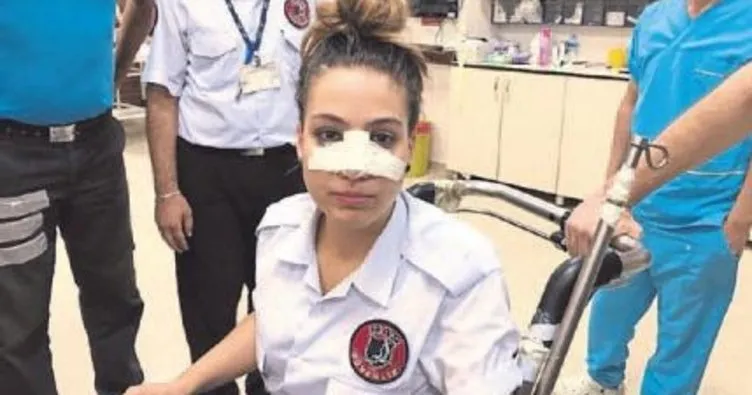 Hasta, kadın güvenlikçinin burnunu kırdı