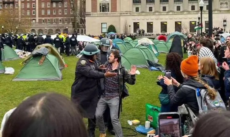 Avrupa’nın insanlığı ayaklar altında! Soykırım tezahüratı serbest Filistin bayrağı yasak