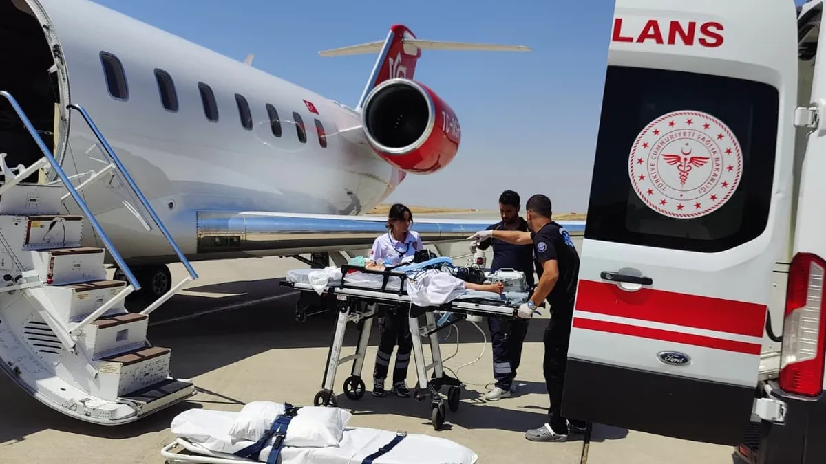 Hastane bahçesinde silahlı saldırı! Yaralanan küçük kız ambulans uçak ile Ankara’ya sevk edildi Hastane bahçesinde silahlı saldırı! Yaralanan küçük kız ambulans uçak ile Ankara’ya sevk edildi