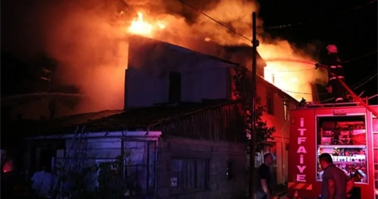 Bolu’da, 3 ev, ahır ve odunluk alev alev yandı