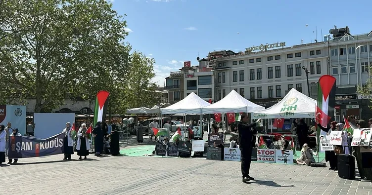Kadınlar, İsrail’e karşı Nehirden Denize Özgür Filistin! için oturuyor