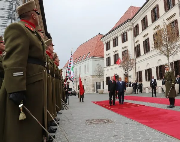 Başkan Erdoğan Macaristan'da! Macaristan Cumhurbaşkanı Janos Ader ile görüştü