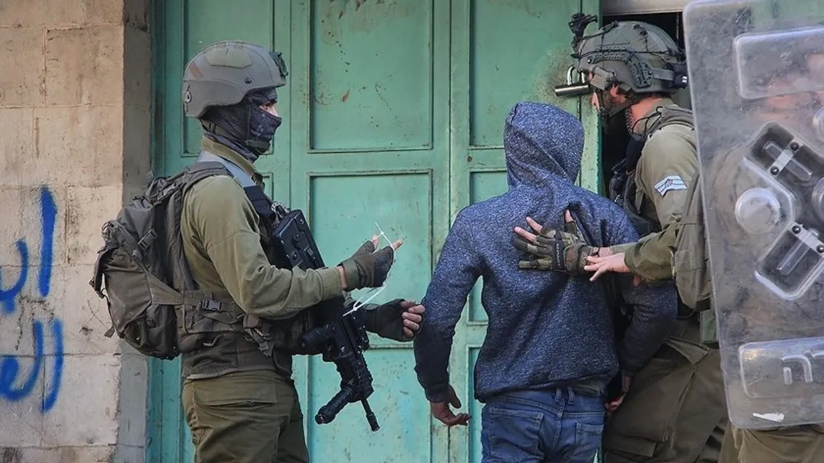 Siyonist İsrail ordusundan Batı Şeria’ya baskın: 19 Filistinli gözaltına alındı Siyonist İsrail ordusundan Batı Şeria’ya baskın: 19 Filistinli gözaltına alındı