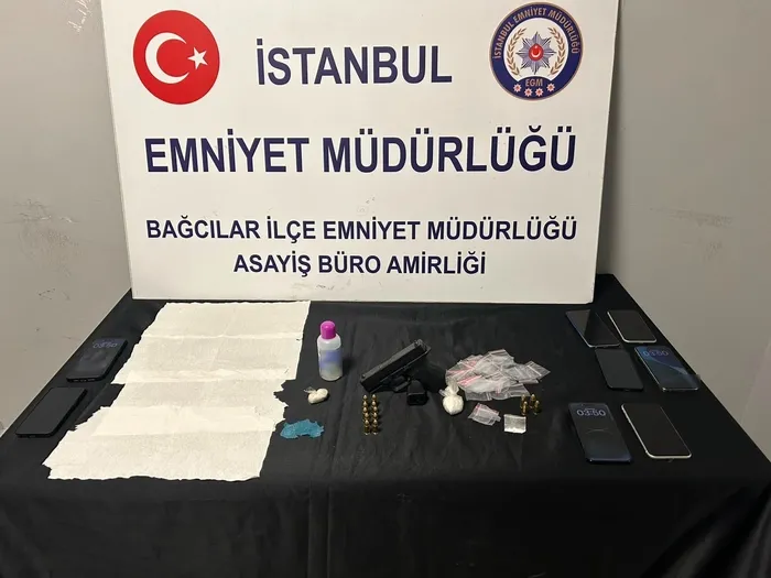bagcilarda-uyusturucu-operasyonunda-yan-dairedekileri-de-aldilar-mi-deyince-5-firari-hukumlu-yakalandi-1784358314244.jpg