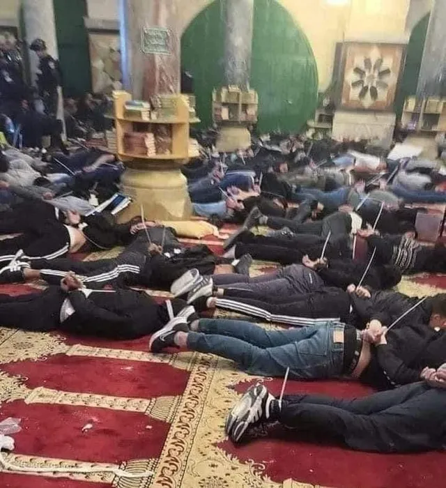 İsrail işgali altındaki Mescid-i Aksa’da zulüm bitmiyor! Namaz kılan Filistinlileri döverek çıkardılar!