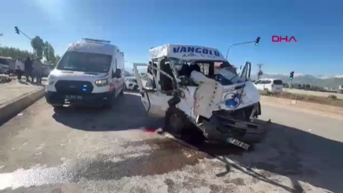 Hakkari Yüksekova'da yolcu minibüsü ile kamyon çarpıştı: 2 ölü, 3 yaralı