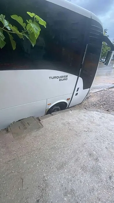 İzmir'de bu da oldu! Bir araç çöken yolun içine düştü