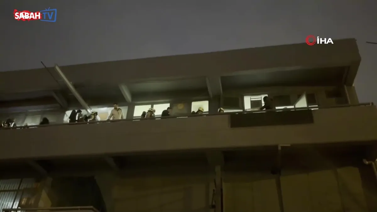 Küçükçekmece’de bir iş yerinin havalandırma bacasında yangın | Video videosunu izle Küçükçekmece’de bir iş yerinin havalandırma bacasında yangın | Video videosunu izle