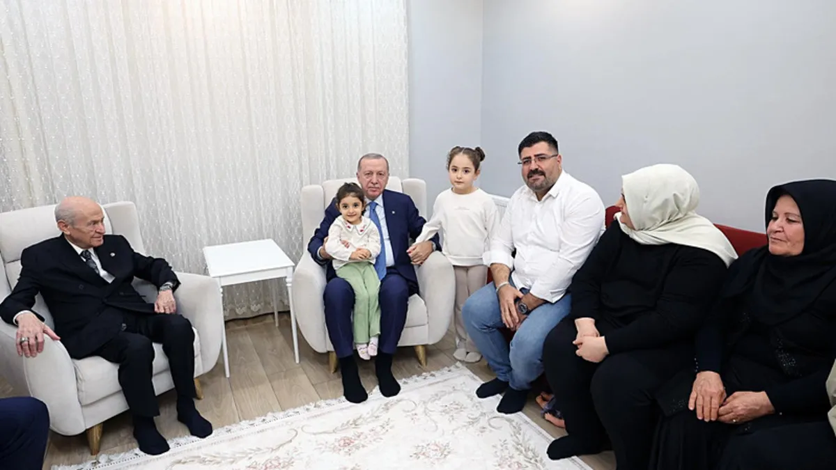 Başkan Erdoğan’dan yeni evlerine kavuşan depremzede aileye ziyaret! Başkan Erdoğan’dan yeni evlerine kavuşan depremzede aileye ziyaret!